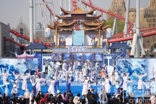 “青花瓷”主题国潮文化节在北京欢乐谷启幕